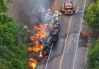Carga de algodão pega fogo após carreta tombar e BR-153 fica bloqueada por quase três horas