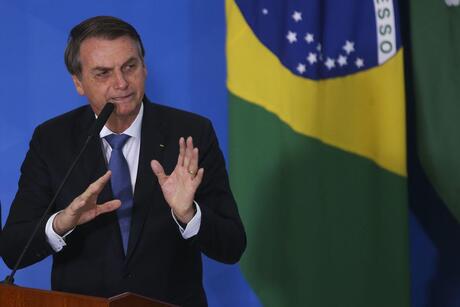 Bolsonaro sanciona teto de ICMS para combustíveis