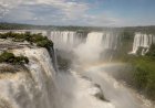 Homem pula nas Cataratas do Iguaçu por causa de celular