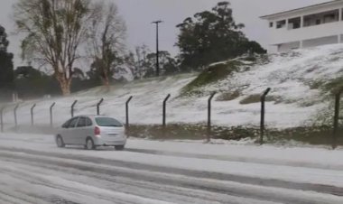 Temporal de granizo assusta moradores, causa estragos e cobre cidade do Paraná de gelo