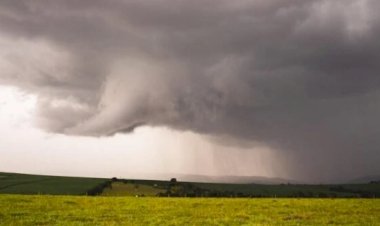 ZCAS avança e Inmet emite alerta máximo: chuva de 100 mm atinge três estados