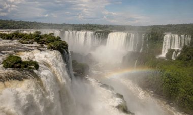 Homem pula nas Cataratas do Iguaçu por causa de celular