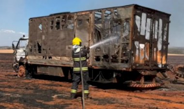 Incêndio mata uma pessoa, destrói caminhão e máquina agrícola em São Luiz do Norte