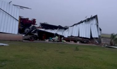 ‘É uma tragédia’, diz produtor após ter galpão destruído por temporal às vésperas do plantio no RS