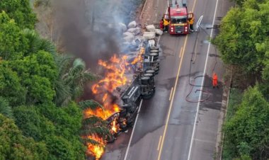 Carga de algodão pega fogo após carreta tombar e BR-153 fica bloqueada por quase três horas