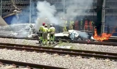 Avião cai sobre trilhos do metrô de BH e pega fogo; piloto morreu