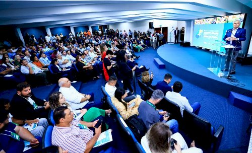 Caiado reforça apoio ao agro e parceria com municípios em encontro com secretários municipais