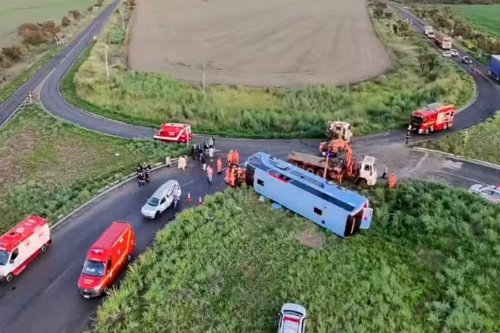 Vídeo. Ônibus com 50 pessoas tomba e deixa pelo menos 10 mortos em MG