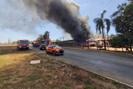 Incêndio gera fumaça tóxica no polo agroindustrial de Senador Canedo