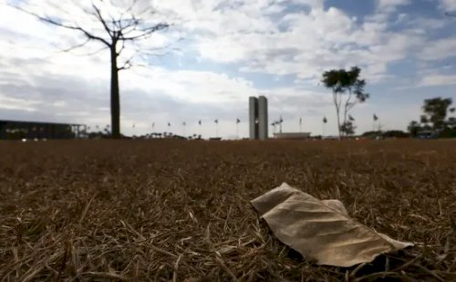 Inmet emite alerta vermelho para baixa umidade em 5 estados e no Distrito Federal