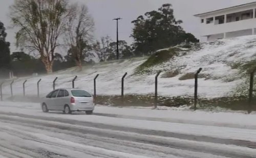 Temporal de granizo assusta moradores, causa estragos e cobre cidade do Paraná de gelo