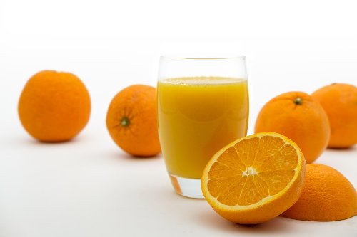 Estoques de suco de laranja sobem, mas produção segue limitada