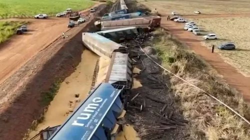 Trem de carga descarrila após bater em caminhão