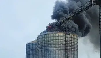 Fogo em silo da Cotribá mobiliza bombeiros há mais de dois dias no Sul