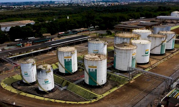 Petrobras anuncia nova redução de 4,9  porcento na gasolina; queda acumulada em 2025 atinge 10,3 porcento