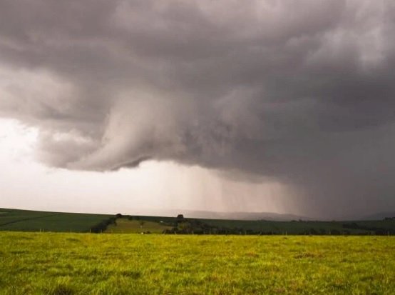 ZCAS avança e Inmet emite alerta máximo: chuva de 100 mm atinge três estados