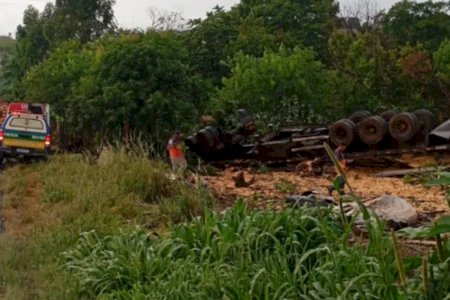 Caminhão carregado com milho tomba e deixa uma pessoa morta na GO-174, em Rio Verde