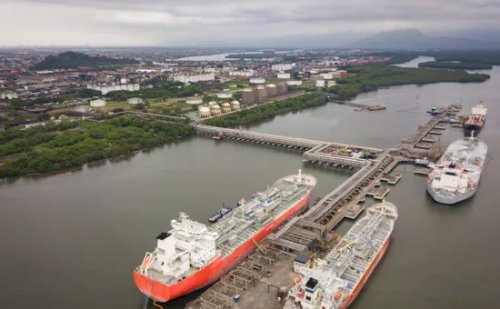 Navio com combustível ‘fura fila’ no Porto de Santos após alerta de desabastecimento