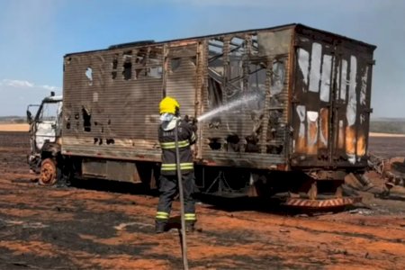 Incêndio mata uma pessoa, destrói caminhão e máquina agrícola em São Luiz do Norte